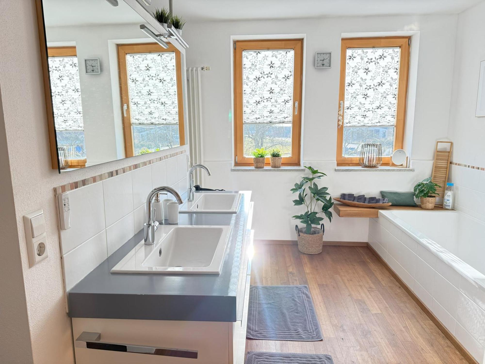 Fe Wo Brunnen - 120 Qm - Ruhige Lage - Viel Natur- Komfortabel - Grosser Balkon Und Garten Memmingen Eksteriør billede